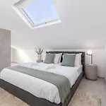 Santiago House Vila